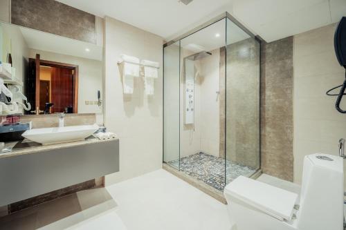 فندق إيفا إن في أبها: حمام مع دش ومرحاض ومغسلة
