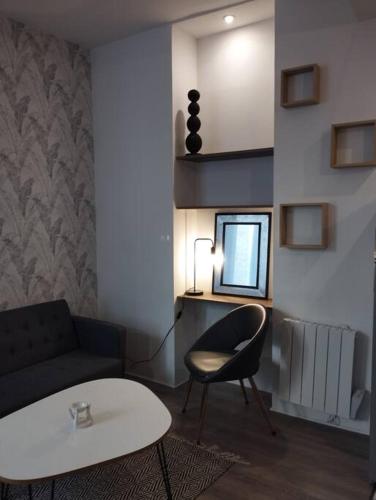 un salon avec un canapé et une table dans l'établissement Appartement avec terrasse, à Malaucène