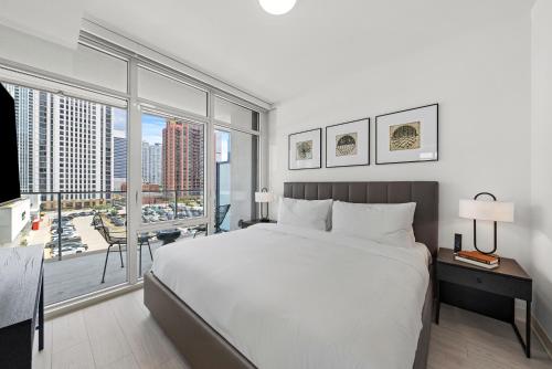 um quarto com uma cama grande e uma janela grande em Level Chicago - Fulton Market em Chicago