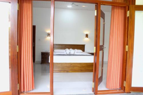 Una cama o camas en una habitación de Villa Janaliya