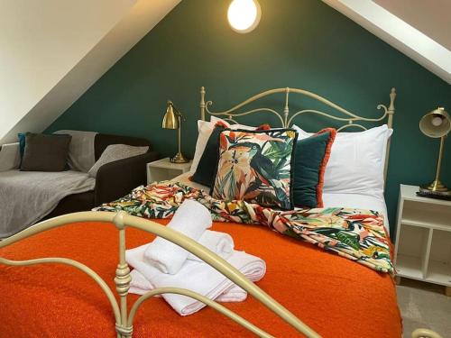 - une chambre avec un lit et des serviettes dans l'établissement The Regal at Penarth by MGroupSA, à Cardiff