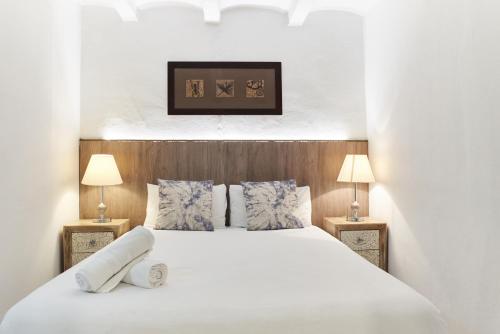 sypialnia z białym łóżkiem z 2 lampami w obiekcie HA Diputació terrace apartment w Barcelonie