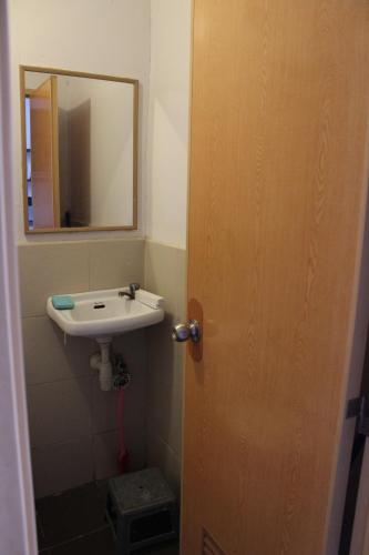 宿霧市的住宿－Large New Studio Up to 6 Pax，一间带水槽和镜子的浴室