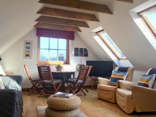 sala de estar con mesa y sillas en Annexe Lodge cottage in Drymen, en Drymen