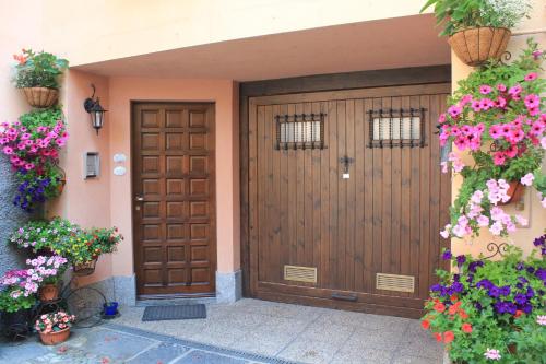 a wooden door with flowers on the side of a house at Casa Mia Apartment in Bellagio