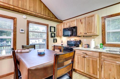 Dapur atau dapur kecil di Multi-Level Bonneau Cabin Walk to Lake!