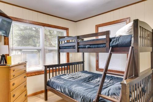 een slaapkamer met 2 stapelbedden en een dressoir bij Multi-Level Bonneau Cabin Screened-In Game Room! in Bonneau