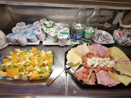 a table with a plate of food with fruit on it at Hôtel des Trois Rois in Le Locle