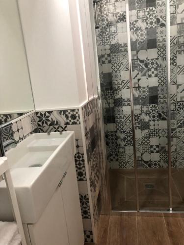 a bathroom with a sink and a shower at Cero estrellas Cabildo in Sanlúcar de Barrameda