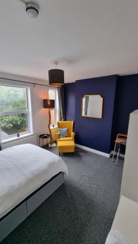 מיטה או מיטות בחדר ב-En Suite room with kitchen facilities