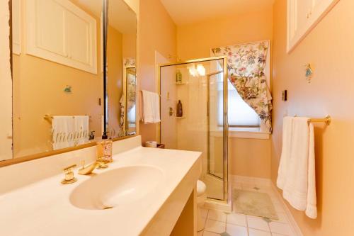 y baño con lavabo y ducha. en Charming MPLS Home with Patio - Walk to Uptown!, en Minneapolis