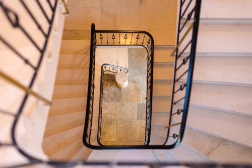 uma escada num edifício com uma mala em Stone Palace Hotel Free Shuttle From and to Athen's Airport em Spata