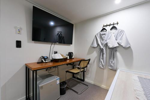 Hotel Chloeにあるテレビまたはエンターテインメントセンター