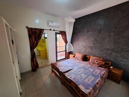 um quarto com uma cama grande num quarto em Le Kenkeni em Ouoran