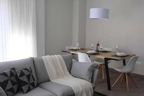 sala de estar con sofá y mesa en Apartments in Vimianzo, The Heart of Costa da Morte, en A Coruña