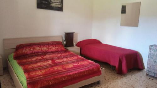 een slaapkamer met een bed en een klein bed sidx sidx sidx sidx bij La dimora delle terme di Segesta in Castellammare del Golfo