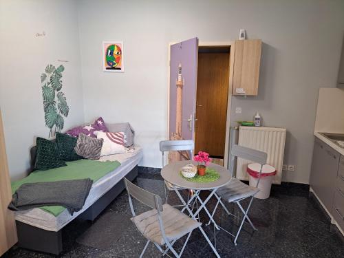 ein kleines Zimmer mit einem Bett, einem Tisch und Stühlen in der Unterkunft MIA'S corner in Kamnik