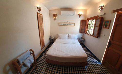 1 dormitorio con 1 cama grande en una habitación en Dar Houdou, en Fez