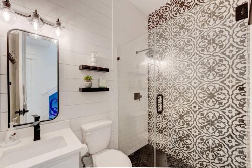 uma casa de banho com um WC, um lavatório e um chuveiro em New Luxury Villa and Private Pool-Cart-Ocean View! em Port Aransas