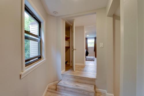 Katil atau katil-katil dalam bilik di Stylish Harveys Lake Apt - Steps to the Water!