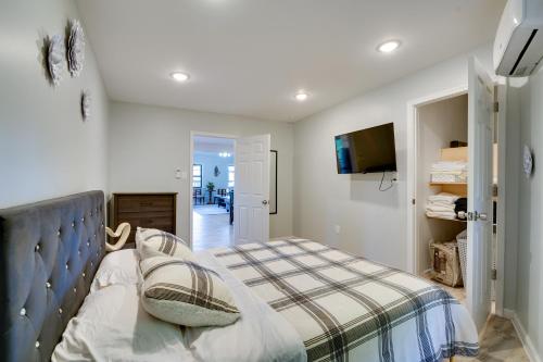 1 dormitorio con 1 cama y TV de pantalla plana en Second-Floor Harveys Lake Apartment with Deck!, en Harveys Lake