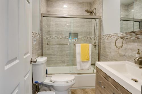 y baño con aseo, lavabo y ducha. en Second-Floor Harveys Lake Apartment with Deck!, en Harveys Lake
