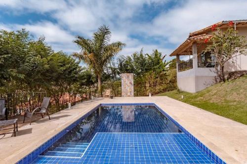 בריכת השחייה שנמצאת ב-Juiz de Fora, casa linda com piscina, sauna e lareira או באזור