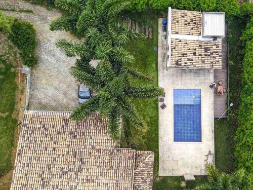 Una vista aérea de Juiz de Fora, casa linda com piscina, sauna e lareira