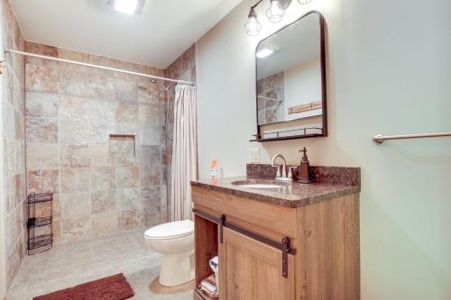uma casa de banho com um lavatório, um WC e um espelho. em Toivola Home with Fire Pit 8 Mi to Lake Superior! em Toivola