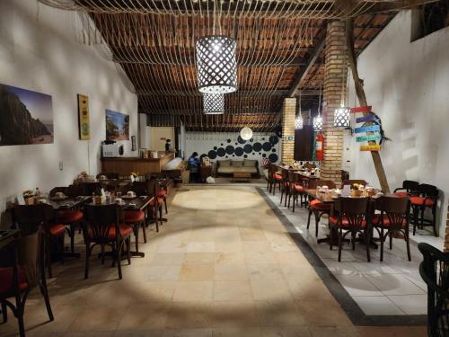 un restaurante con mesas y sillas en una habitación en Pousada Canaã, en Jericoacoara