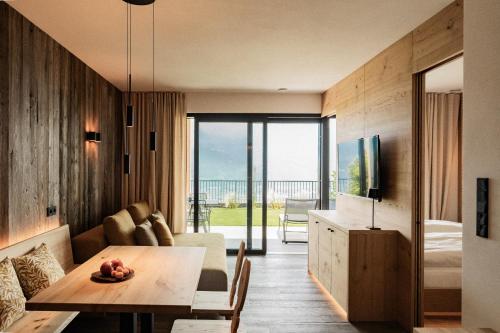 a living room with a table and a couch at Hillepranter in Marlengo