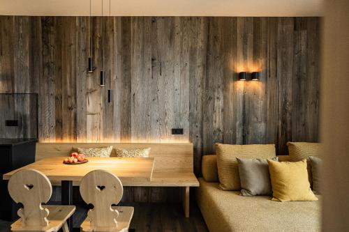 a dining room with a table and a couch at Hillepranter in Marlengo