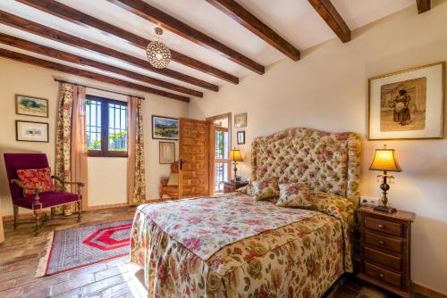 um quarto com uma cama e uma cadeira em Villa San Nicolas - private, tranquil, relaxing.. em Ermita Nueva