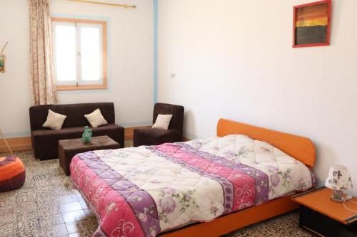 ein Schlafzimmer mit einem Bett und einem Sofa in der Unterkunft Welcomehome in Chefchaouen