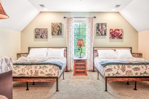 - une chambre avec 2 lits et une fenêtre dans l'établissement Serenity Now, à Kirk O'Cliff
