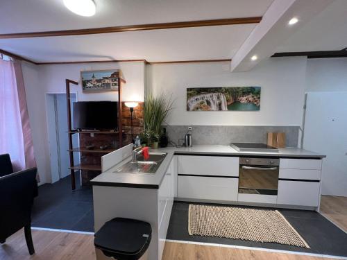 eine Küche mit einer Spüle und einer Arbeitsplatte in der Unterkunft Gemütliches Doppelbett-Zimmer in Schöftland in Schöftland