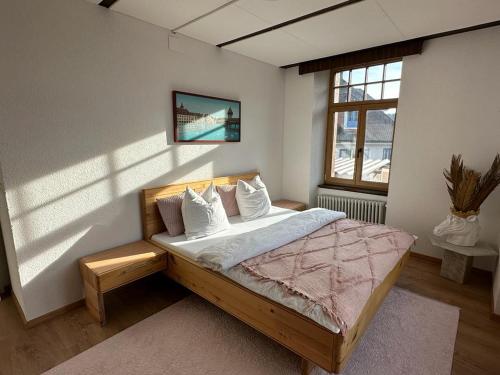 a bedroom with a bed in a room with a window at Gemütliches Doppelbett-Zimmer in Schöftland in Schöftland