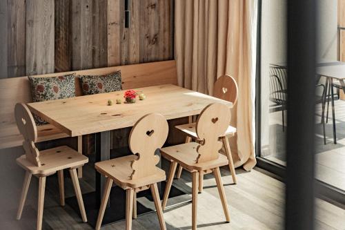 a wooden table and chairs in a room at Hillepranter in Marlengo