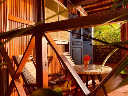 Un patio sau altă zonă în aer liber la Floraly Komba Hotel - Nosy Komba