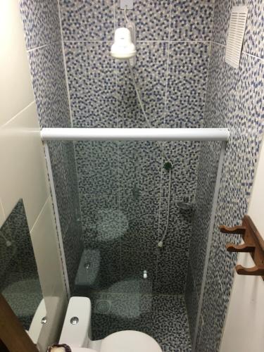 La petite salle de bains est pourvue d'une douche et de toilettes. dans l'établissement Buda Guajirú - Pé na areia - Praia de Guajirú, à Guajiru