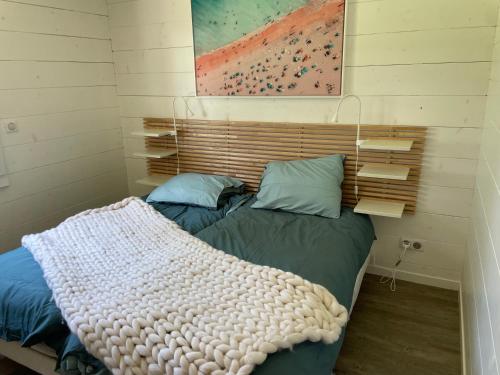 une chambre avec un lit avec une couverture dessus dans l'établissement CHEZ NOUNOU, à Souvans