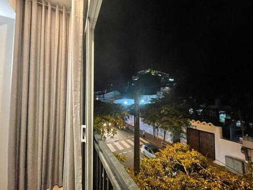 uitzicht op een straat in de nacht vanuit een gebouw bij Kandy City Inn in Kandy
