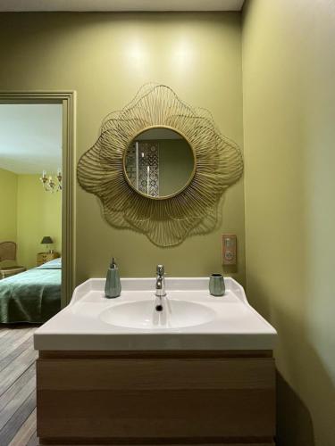 La salle de bains est pourvue d'un lavabo et d'un miroir. dans l'établissement La Demeure d'Agapanthe, à Vinay