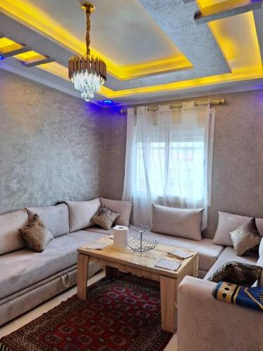 uma sala de estar com um sofá e uma mesa em Appartement à Agadir em Agadir