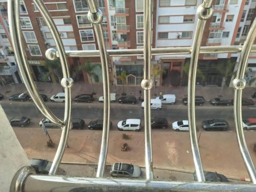 uma vista de um parque de estacionamento com carros estacionados em Appartement à Agadir em Agadir