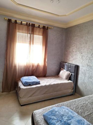 um quarto com 2 camas e uma janela em Appartement à Agadir em Agadir