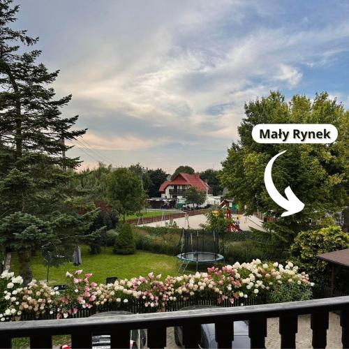 uitzicht op een tuin met uitzicht op een park bij Pokoje gościnne Nadrzeczna in Kazimierz Dolny
