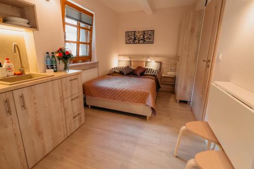 Een bed of bedden in een kamer bij Pokoje gościnne Nadrzeczna