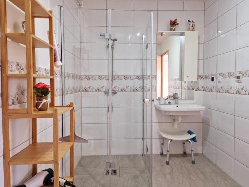 y baño con ducha y lavamanos. en Apartament Cicho Sza, en Augustów