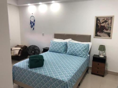 una camera da letto con un letto e un orologio a parete di Buenos Aires 705 a Osório